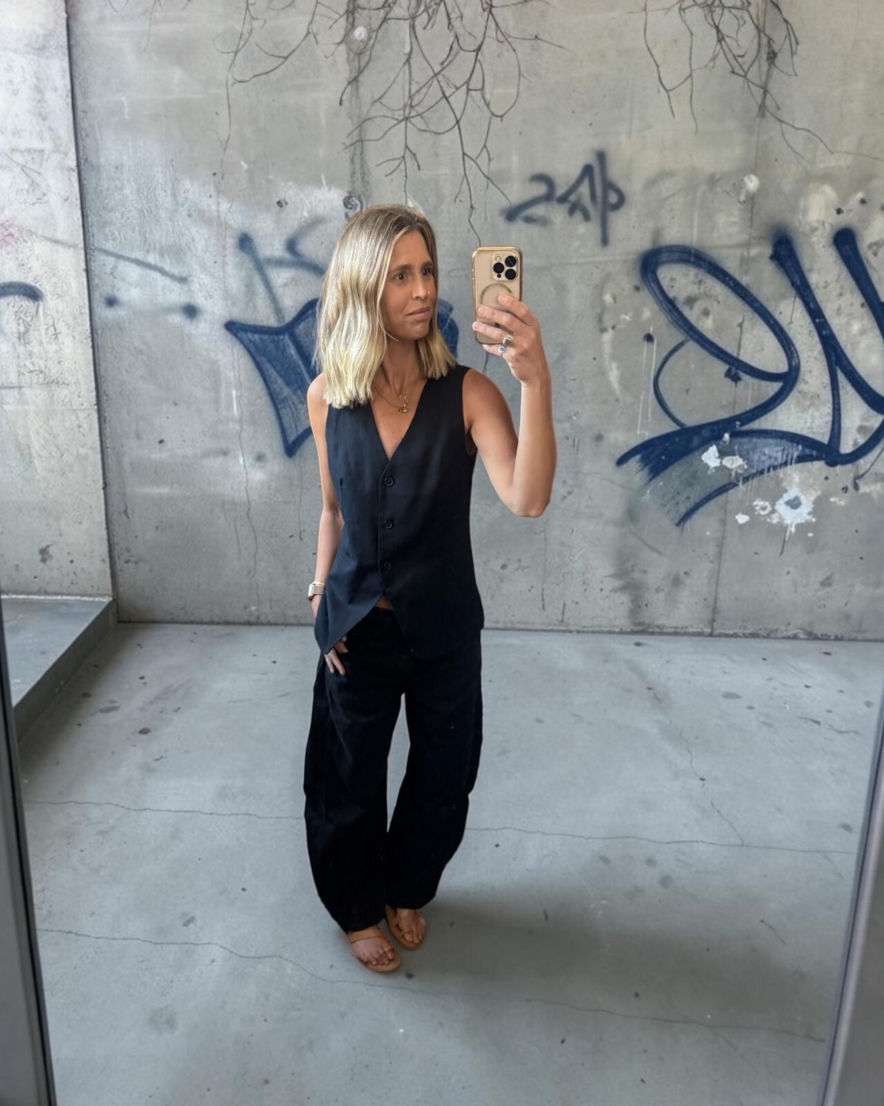 GAP Black Sleeveless Button-Up Vest